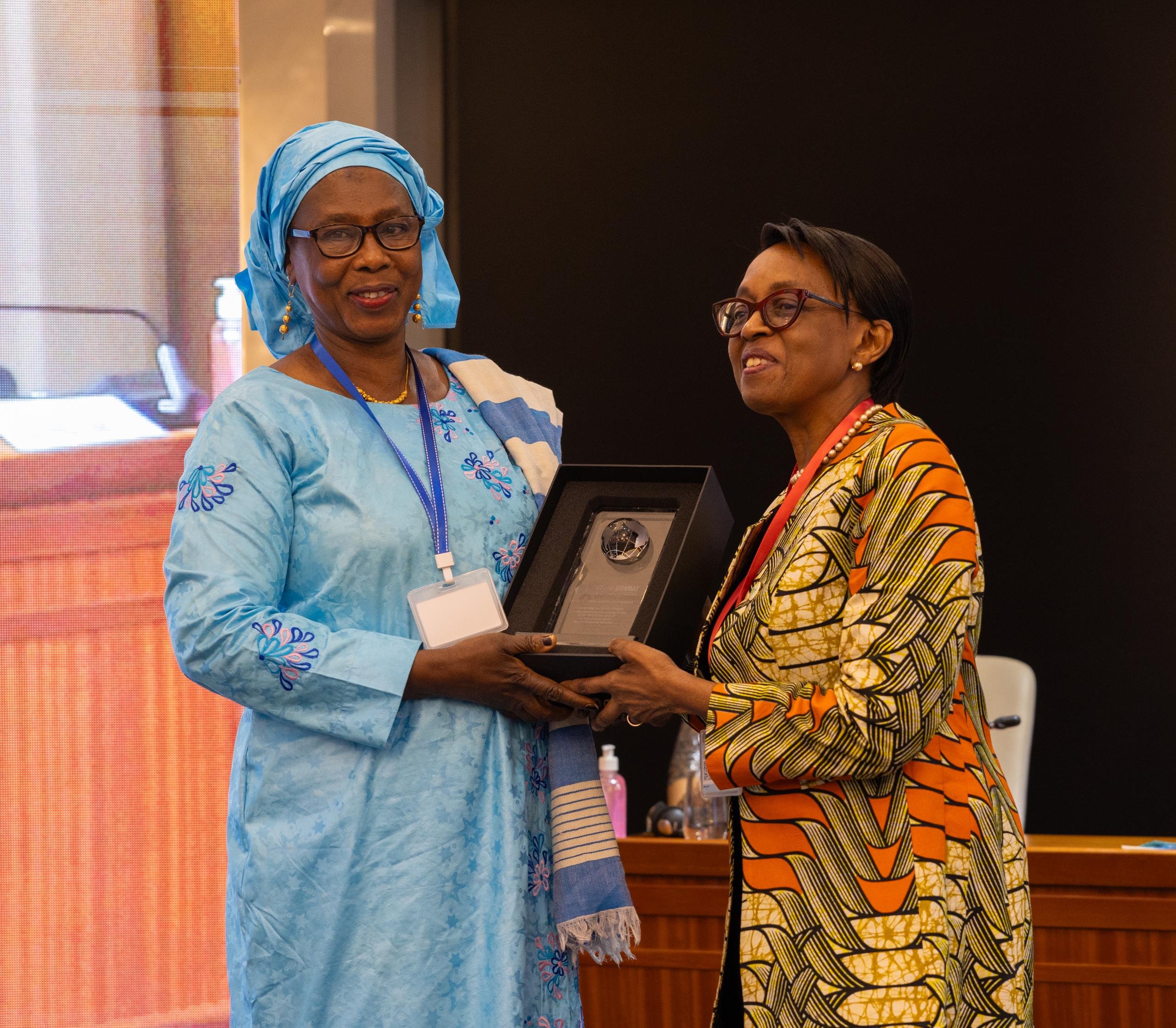 Dr Isatou Touray awarding Dr Moeti the leadership award