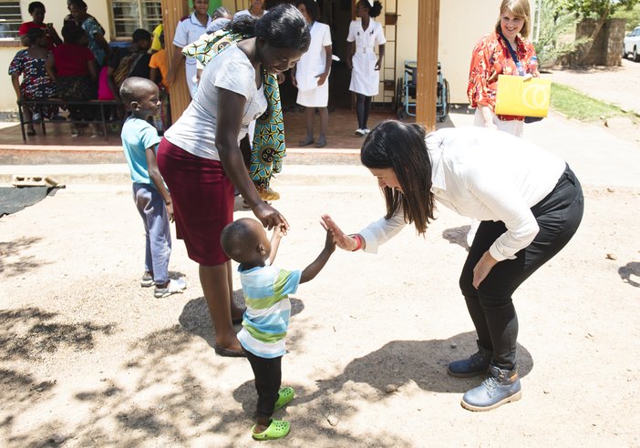 Lisa Nandy highfives a child at the Shikoswe Health Centre