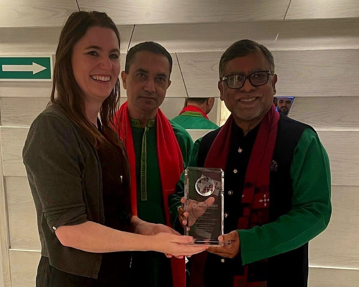 Emily Fiddy from Uniting to Combat NTDs presents an award to Minister of Health & Family Welfare for Bangladesh, Zahid Maleque