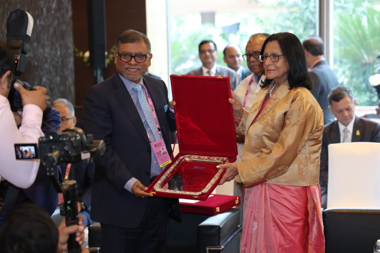 Dr Poonam Singh, Regional Director for WHO SEARO, presents an award to the Minister of Health & Welfare for Bangladesh, Zahid Maleque