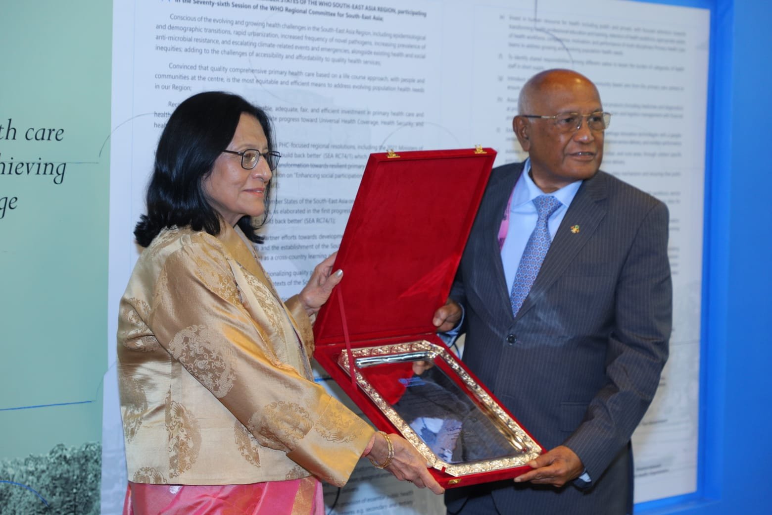 Dr Poonam Singh, Regional Director for WHO SEARO, presents an award to Minister of Health & Family Welfare for Maldives, Ahmed Naseem